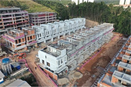 Estrutura e alvenaria das casas em andamento