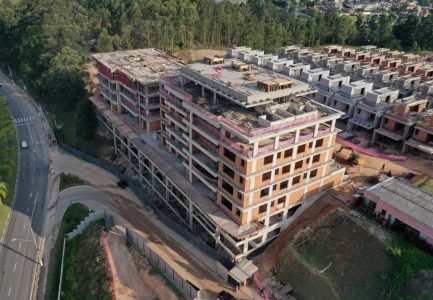 Torres 1 e 2 com estrutura e alvenaria em andamento