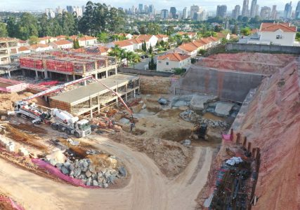 Torres 5 e 6 com estrutura em andamento