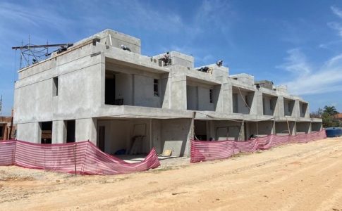 Estrutura e alvenaria das casas em andamento