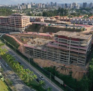 Torres 3 e 4 com estrutura e alvenaria em andamento